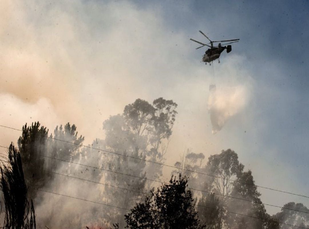 En la extinción del incendio trabajaron 3 agentes, 8 brigadas y 4 helicópteros