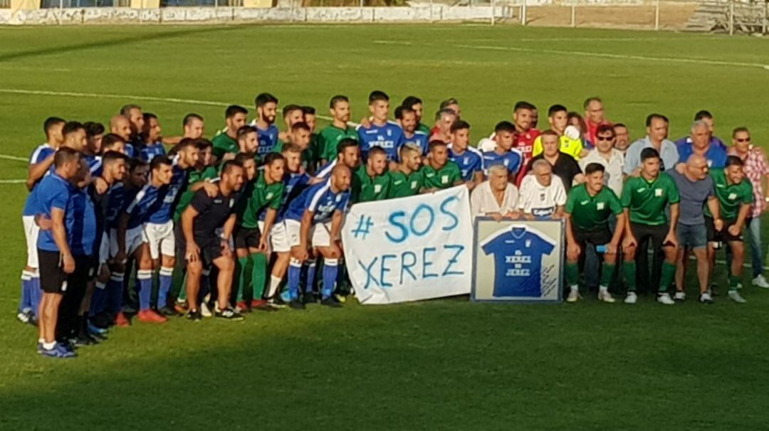 Imagen de los jugadores y técnicos del Xerez CD y Jerez Industrial antes de comenzar el partido