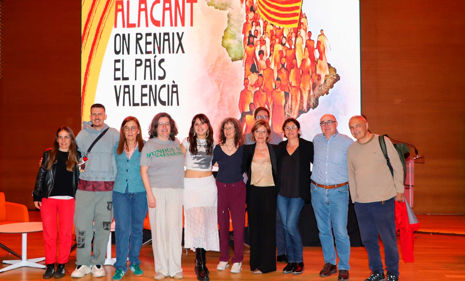 Jana Montllor, en l'esquerra de la imatge, junt a la resta de participants d'aquest acte d'homenatge a Ovidi Montllor