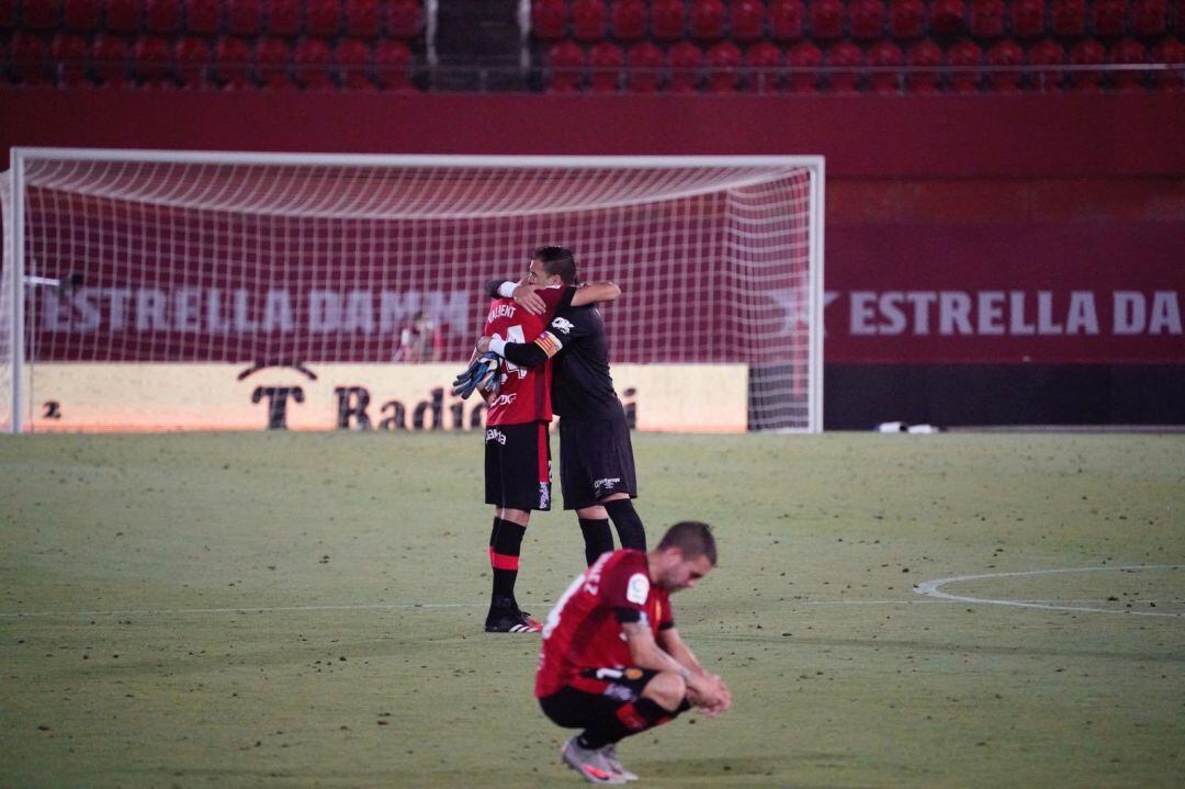 Jugadores abrazandose tras el descenso a Segunda.