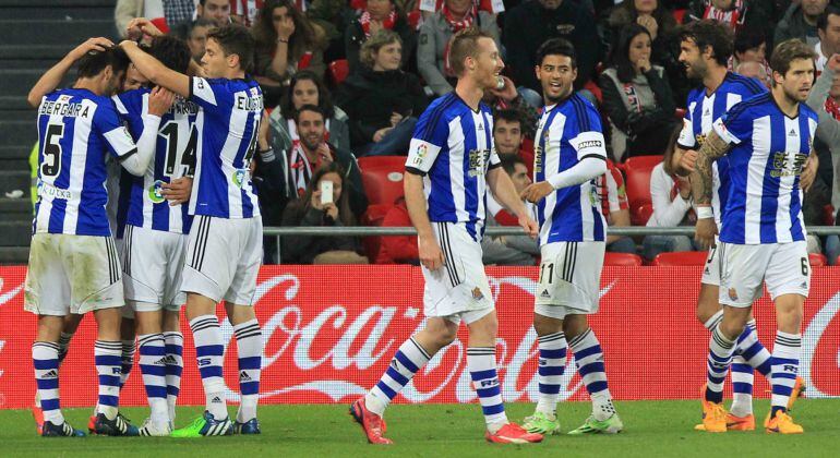 GRA497. BILBAO, 28/04/2015.- Los jugadores de la Real Sociedad celebran el gol de Alberto de la Bella, durante el encuentro correspondiente a la jornada 34 de Primera División que Athletic Club y Real Sociedad disputan esta noche en el estadio de San Mamés. EFE/Luis Tejido.