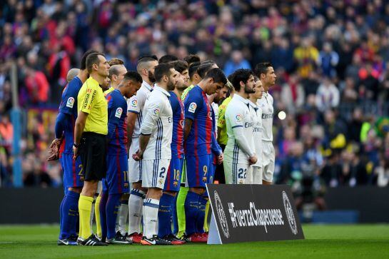 Los jugadores del Barcelona y Real Madrid, en el minuto de silencio previo al Clásico.