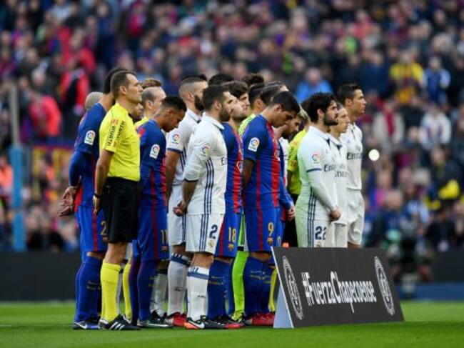 Los jugadores del Barcelona y Real Madrid, en el minuto de silencio previo al Clásico.