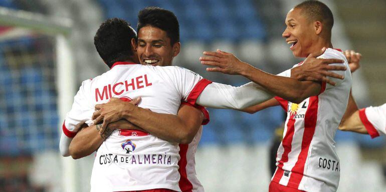 Los jugadores del Almería, el brasielño Wellington Silva (d) y el argentino Javier Dos Santos (c), felicitan al brasileño Michel Macedo tras coseguir su gol, durante el encuentro correspondiente a la vuelta de los dieciseisavos de final de la Copa de Rey
