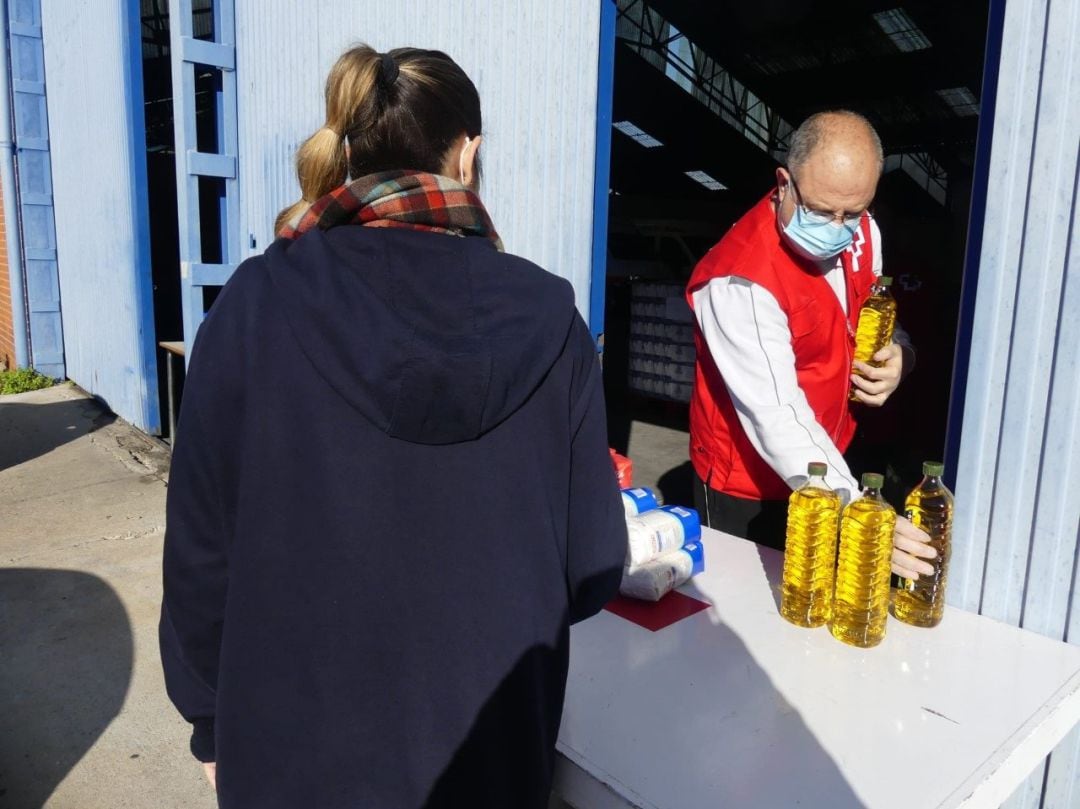 Voluntarios de Cruz Roja entregan material a familias vulnerables