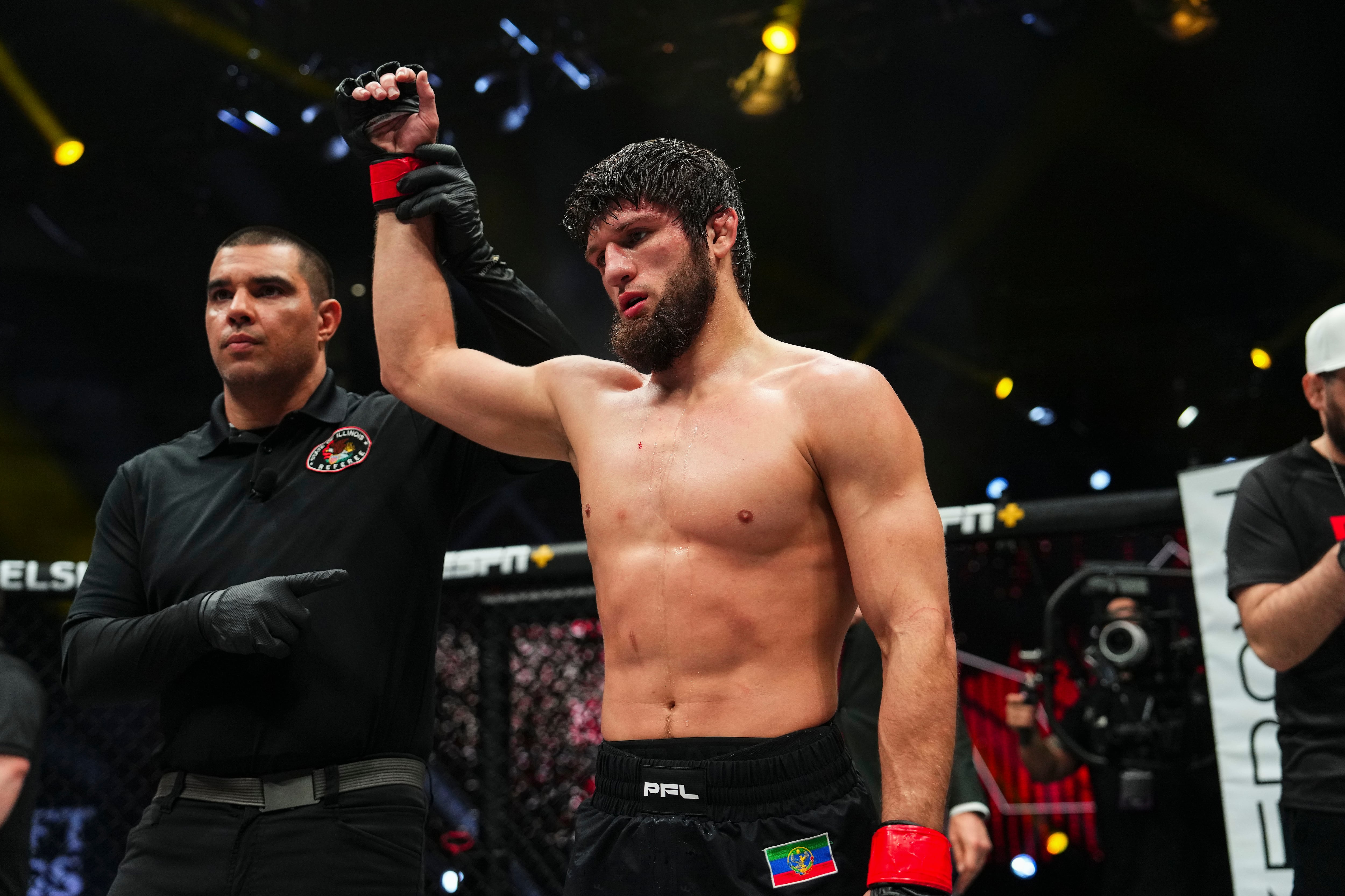 Timur Khizriev celebra una victoria en el Wintrust Arena de Chicago