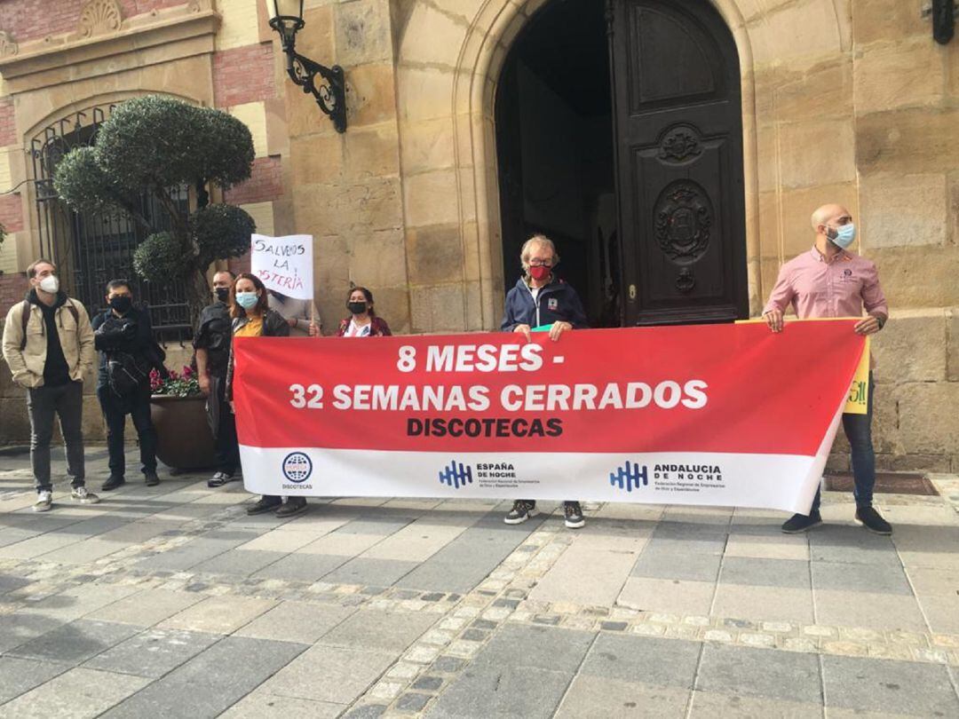 Un momento de la concentración en el Ayuntamiento.