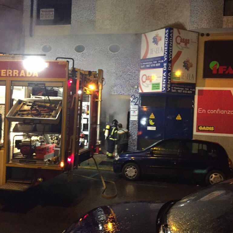 La intervención de los bomberos tuvo que realizarse en el portal y en las cocheras del Gadis