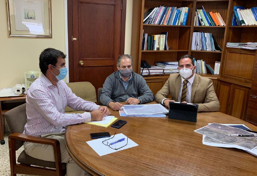 Jacobo Medina consejero de Obras Públicas junto al director general de Infraestructuras Viarias.