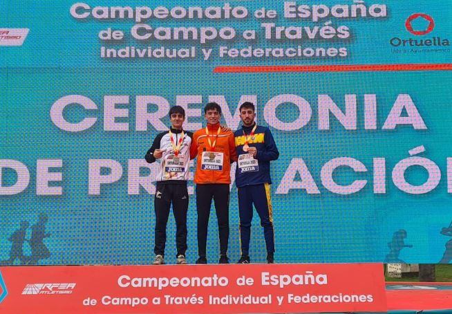 Pol Oriach, a la izquierda, en el pódium sub23 en Ortuella en el Campeonato de España de campo a través