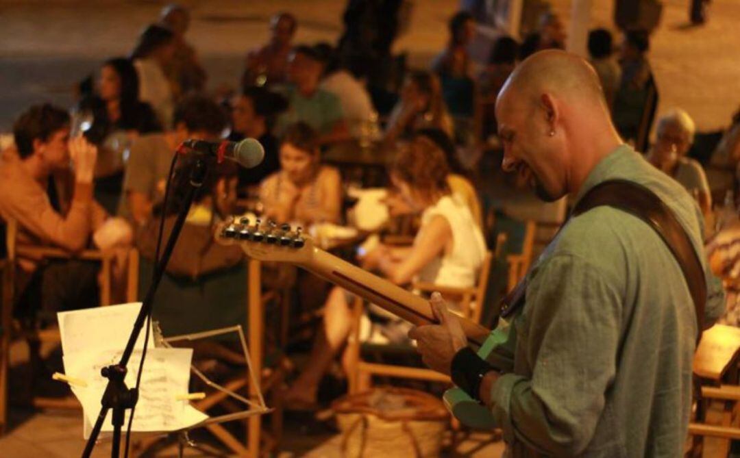 Els músics volen un marc legal per poder tocar al carrer i guanyar diblers.