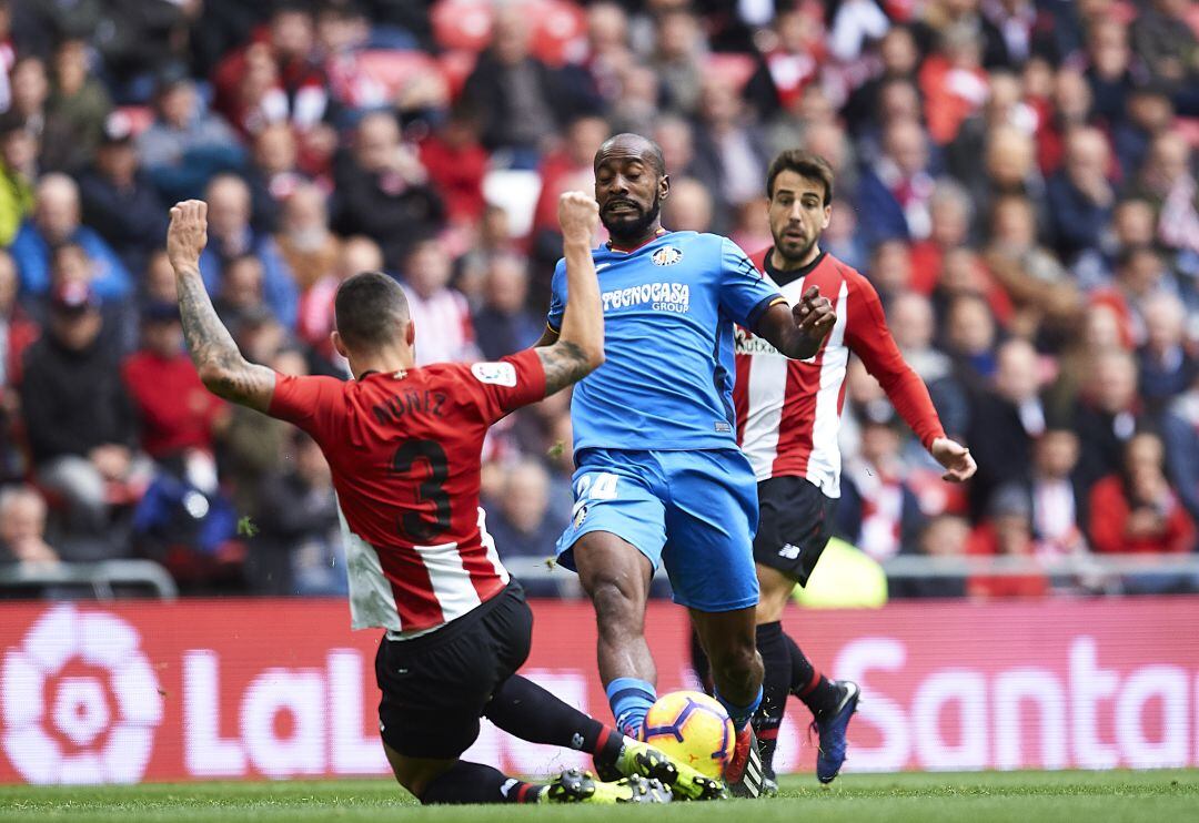 El azulón Foulquier intenta salvar la entrada del jugador del Athletic, Unai Núñez durante el partido de la primera vuelta.