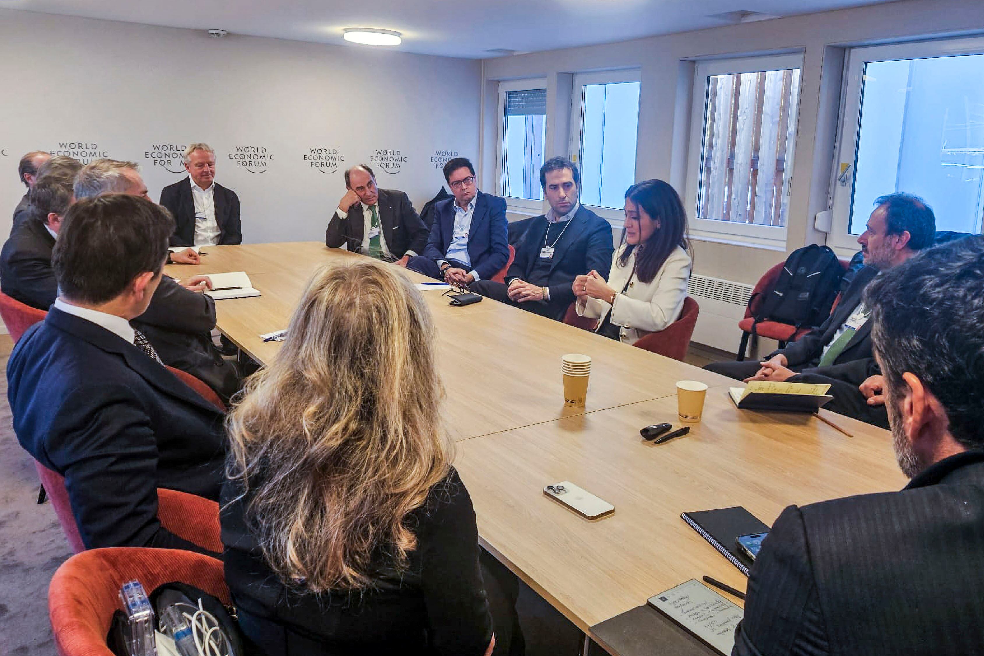 DAVOS (SUIZA), 21/01/2026.-El ministro de Economía, Comercio y Empresa, Carlos Cuerpo, el ministro para la Transformación Digital y de la Función Pública, Óscar López, y el presidente de Iberdrola, Ignacio Sánchez Galán ç, entre otros, durante una reunión con empresarios en el Foro Económico Mundial, este miércoles en Davos.-EFE/ Ministerio de Economía