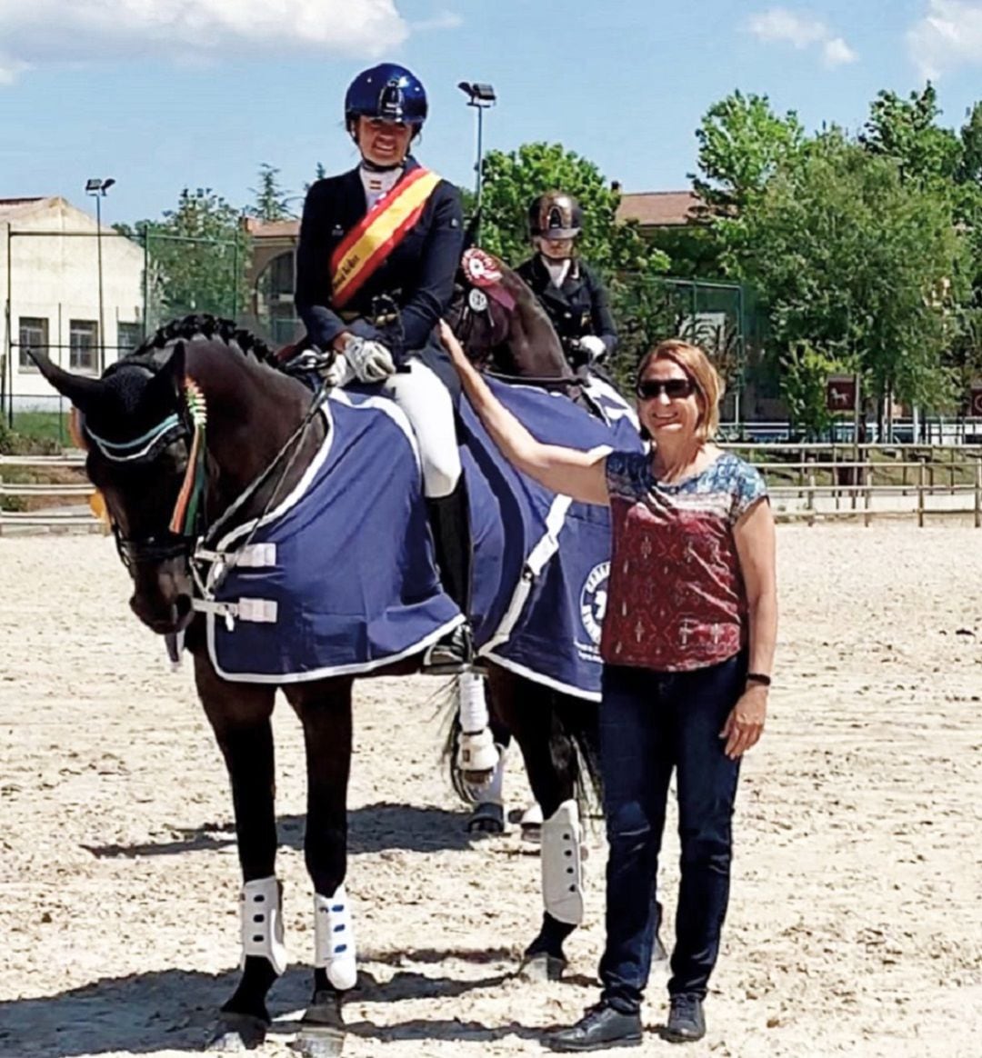 Carla de la Fuente a lomos de Fay junto a la concejala de deportes Marian Rueda