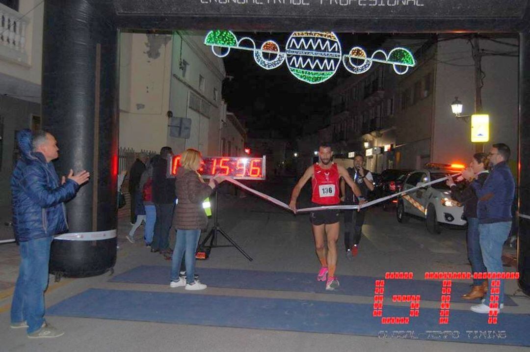 Juanma González Valiente cruzando la meta de la prueba granadina