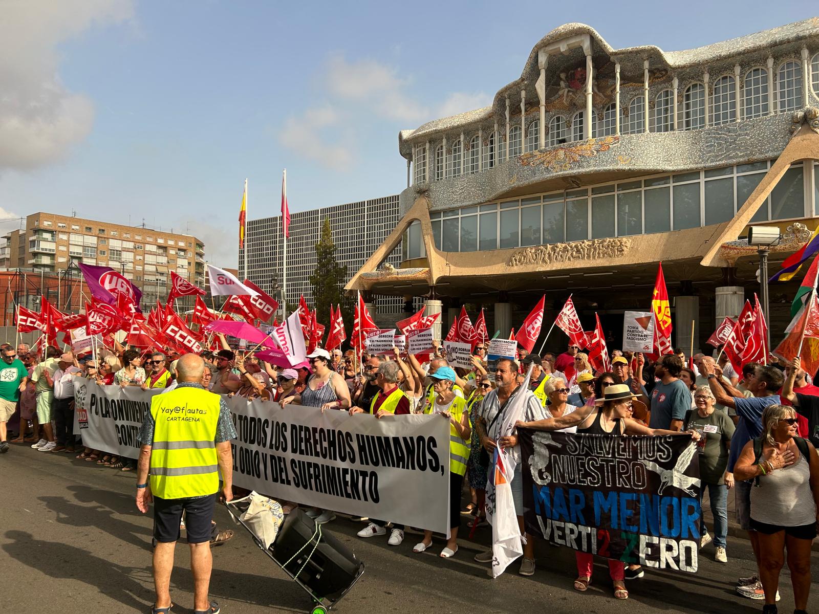 Colectivos se concentran frente a la Asamblea Regional