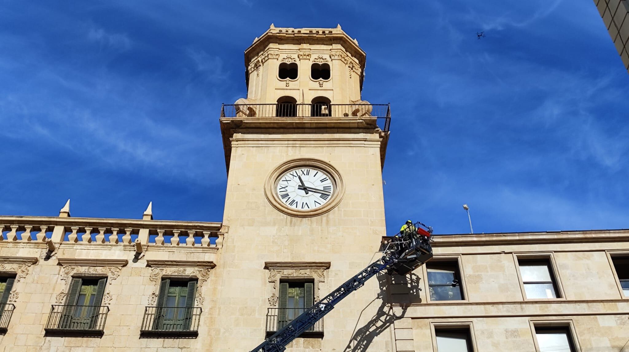 Imagen donde se aprecia la esquina de la torre del reloj del Ayuntamiento de Alicante que se ha caído a la calzada