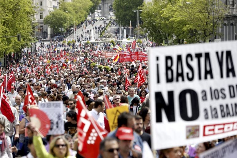 Vista general de la manifestación del Primero de Mayo de Madrid que arrancó este mediodía de la Plaza de Cibeles, en la que participan miles de personas para pedir el fin de las políticas de recortes