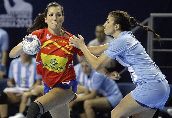 Lara González pelea por el control del balón con la argentina Lucía Haro