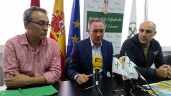 César Fernández Buitrón, Serafín de Abajo y Erundino Delgado presentaron las novedades de la carrera solidaria