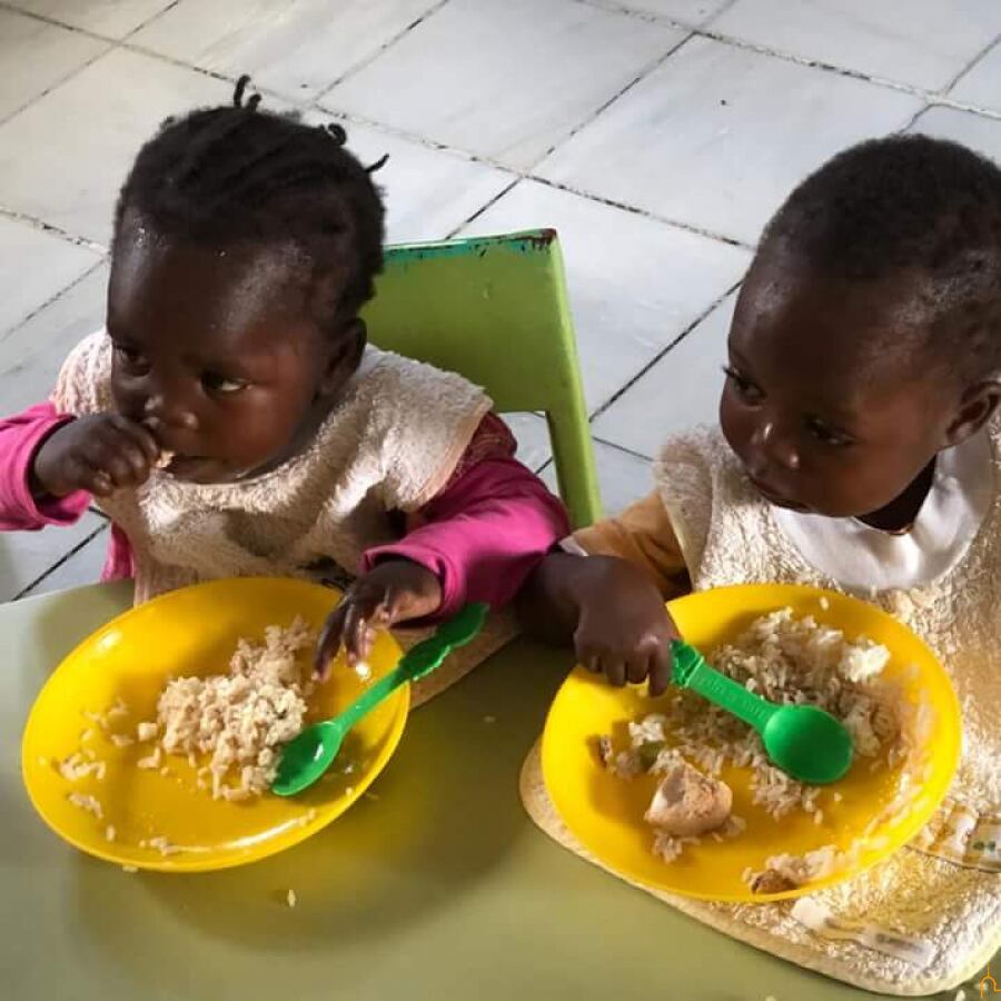 Niños durante la comida