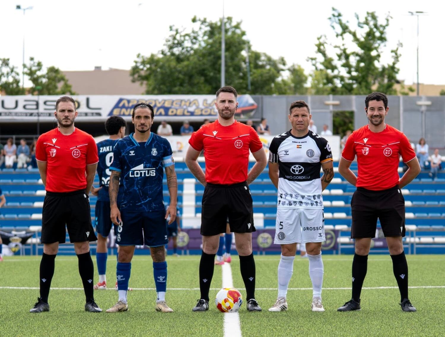 Ambos capitanes previo al partido