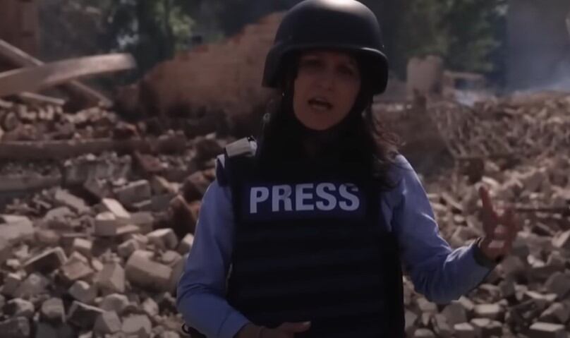 La reportera de la BBC Yogita Limaye  en el momento que comienzan los ataques con drones en Rodynske, en la región de Donestsk