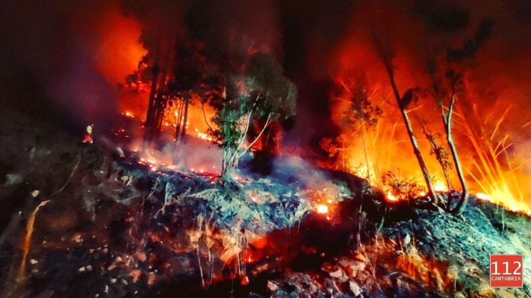 Imagen de archivo de las labores de extición de incendio de vegetación junto a la CA-170, en el alto de Hijas.