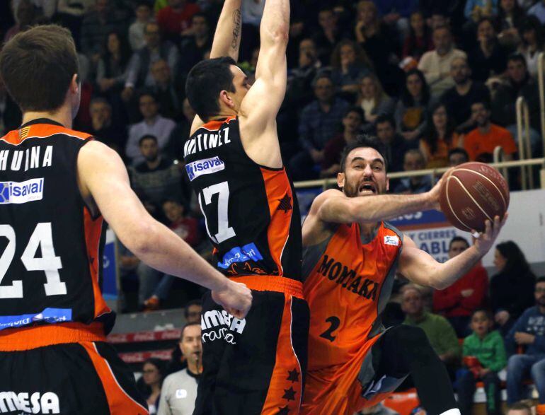 GRA098. MADRID, El escolta del Montakit Fuenlabrada Marco Popovic (d), es presionado por el escolta del Valencia Basket Rafa Martínez (c), durante el partido de la jornada 22 de la Liga ACB que se ha disputado hoy en el pabellón Fernando Martín de Fuenlab