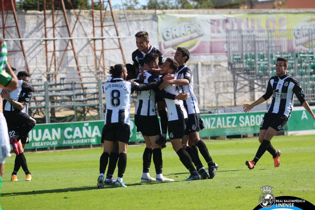 La plantilla celebra un gol en Sanlúcar.