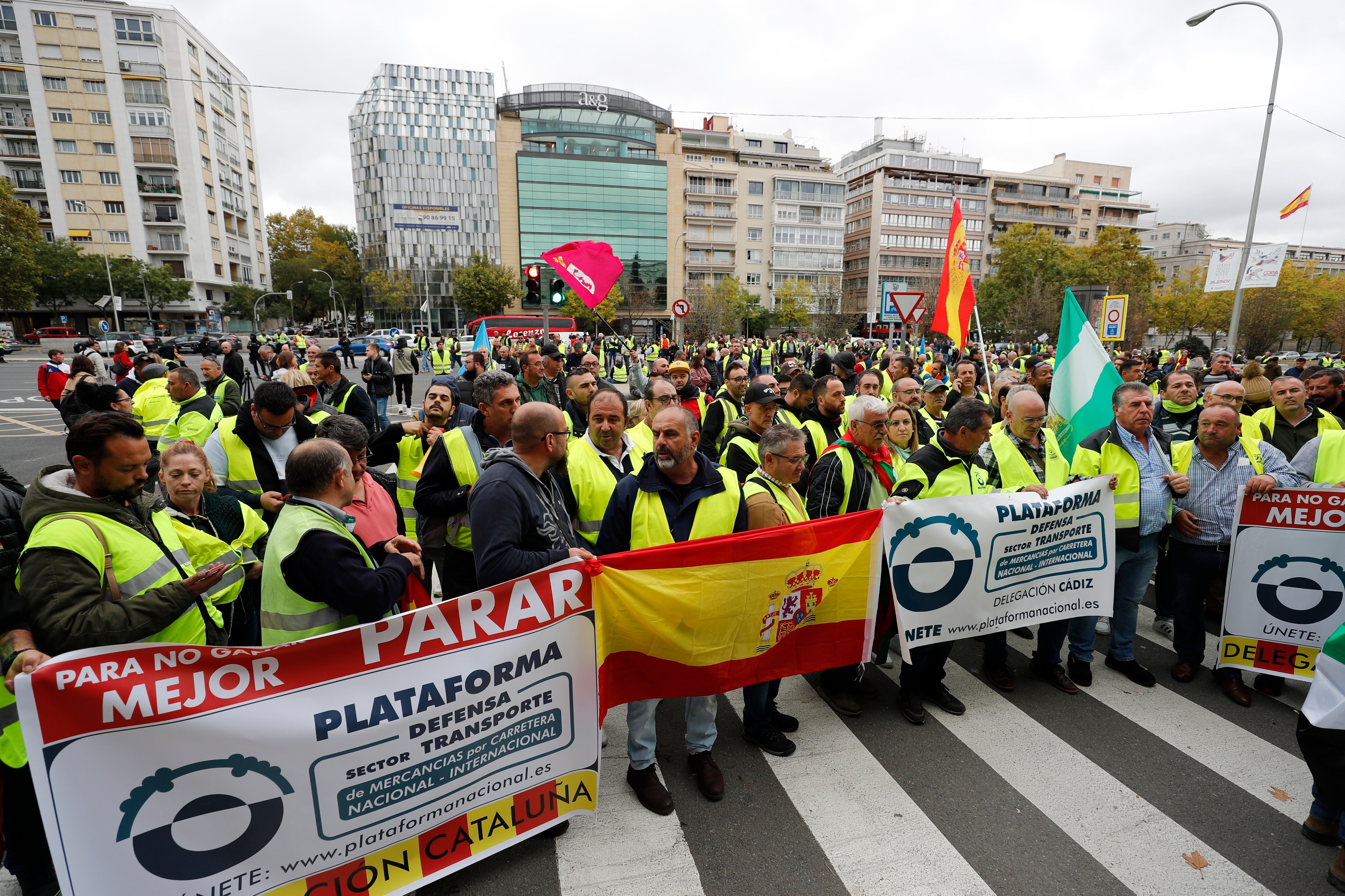 MADRID, 14/11/2022.- Los transportistas, que han iniciado esta medianoche el paro indefinido convocado por la Plataforma Nacional en Defensa del Sector del Transporte durante la manifestación en Madrid, con un recorrido a pie desde la plaza de Carlos V (Atocha) hasta el Ministerio de Transportes, y en la que participan también asociaciones de otros sectores como la agricultura, ganadería y hostelería. EFE/Luis Millan
