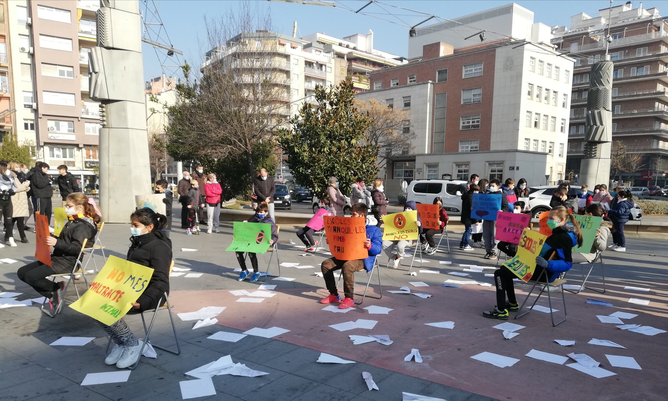 Alumnes de l'escola Joc de la Bola han fet una performance inspirada en el bombardeig del Liceu Escolar de 1937 per reivindicar la pau, avui en què s'ha commemorat el Dia Escolar de la No Violència i la Pau.