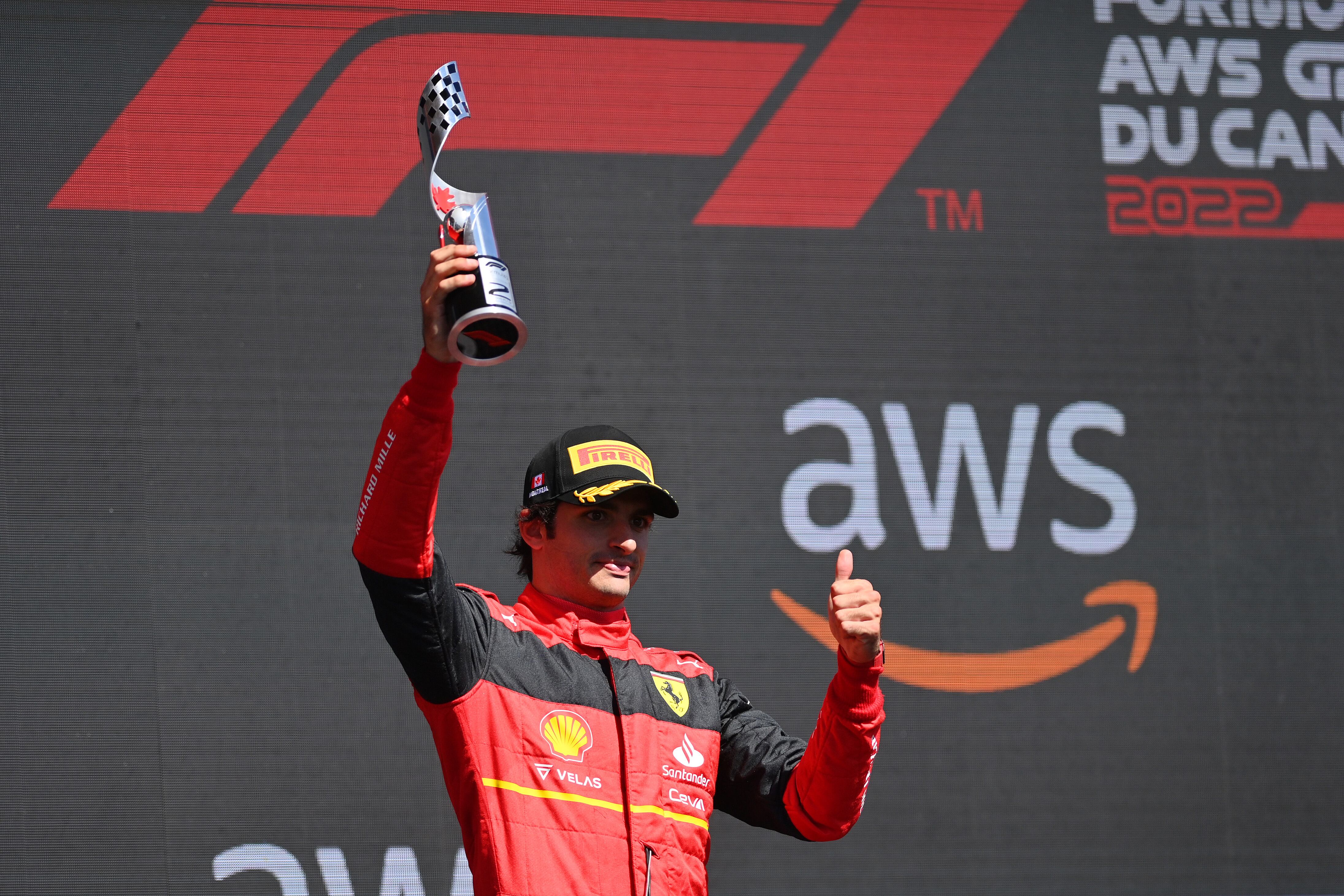 Carlos Sainz, con el trofeo que le consagra como segundo del GP de Canadá