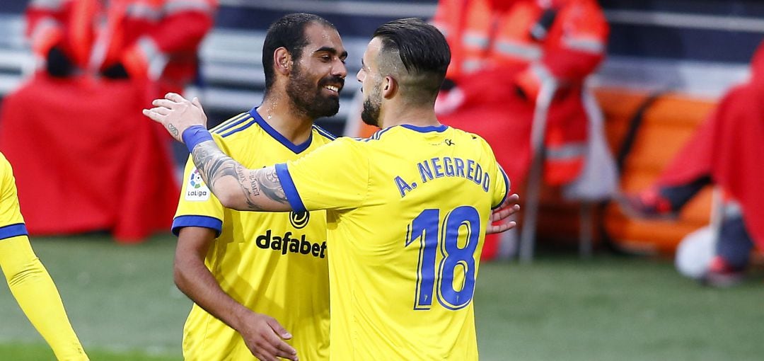 Fali y Álvaro Negredo, durante un partido del Cádiz