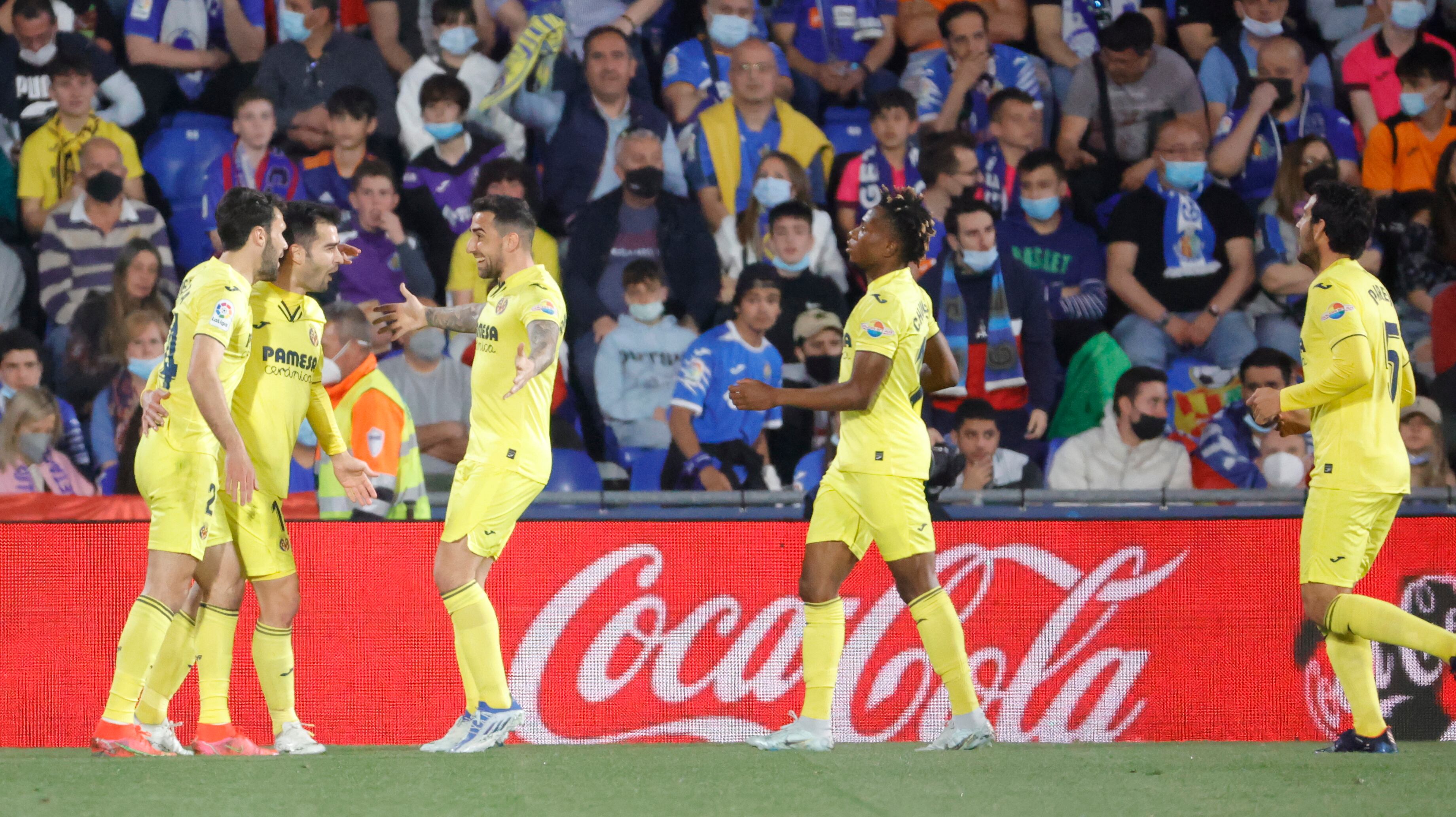 GETAFE, 16/04/2022.-Los jugadores del Villarreal celebran el gol de Manu Trigueros (i) contra el Getafe, durante el partido de la jornada 32 de LaLiga Santander, este sábado en el Coliseo Alfonso Pérez de Getafe.- EFE/ Zipi Aragón