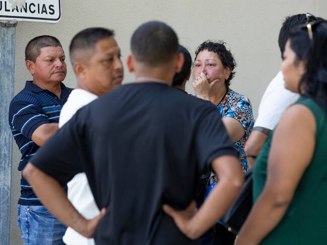 MURCIA, 01/10/2023.- Familiares de los fallecidos en el incendio de la discoteca Teatre de Murcia, este domingo en el Palacio de los Deportes de Murcia, donde se ha instalado en el centro de atención a los familiares. EFE/Marcial Guillén