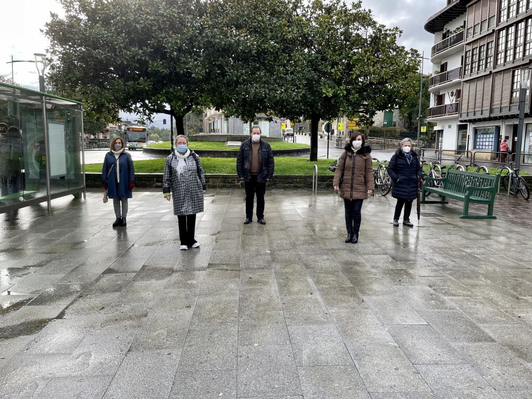 Responsables municipales y de Emeki Elkartea en la plaza que se nombrará Martxoak 8 plaza una vez sea aprobada en el pleno del 25 de febrero. 