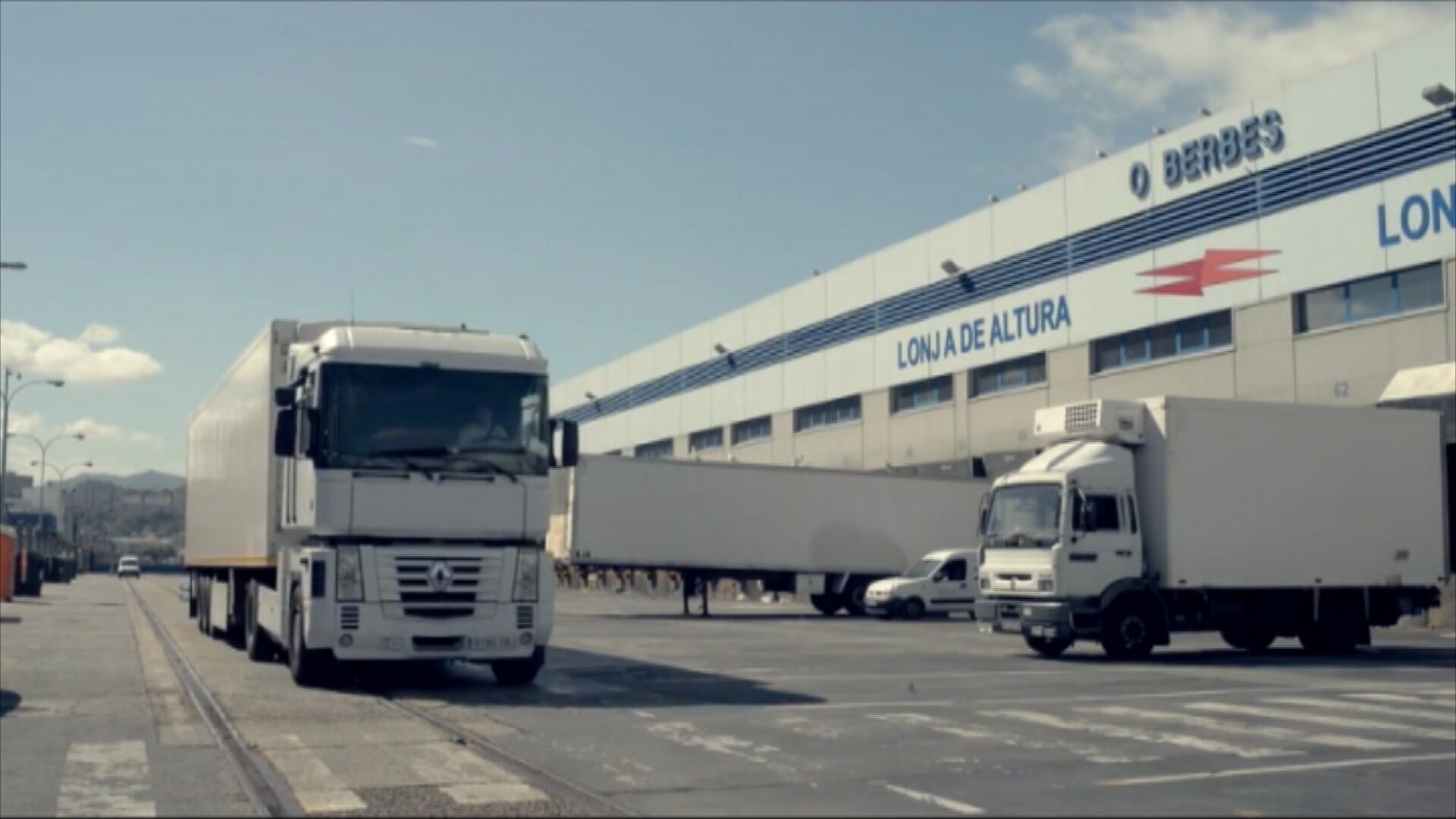 Camiones parados en la Lonja de Vigo.