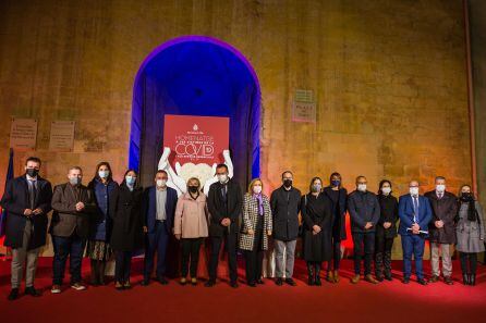 Algunas de las personas que asistieron al acto en homenaje a las víctimas de la pandemia en Elche