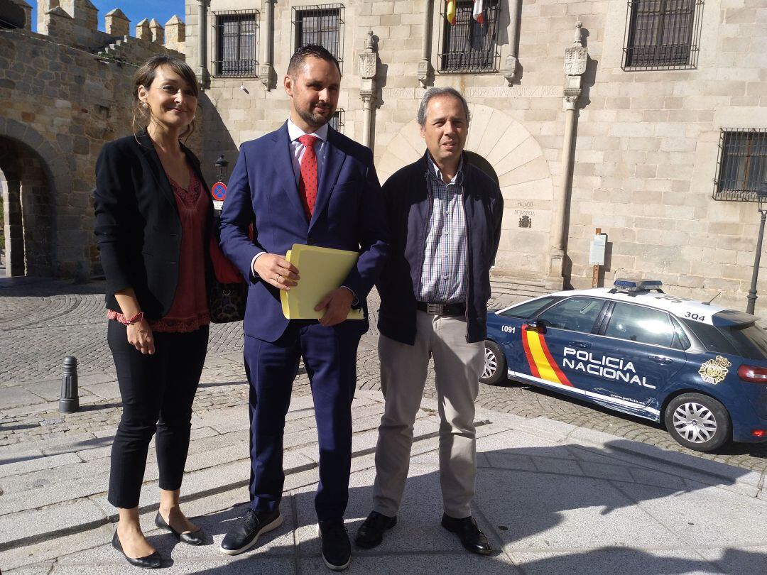 Angela García, José Ramón Budiño y Juan Carlos Corbacho, fundadores de Por Ávila