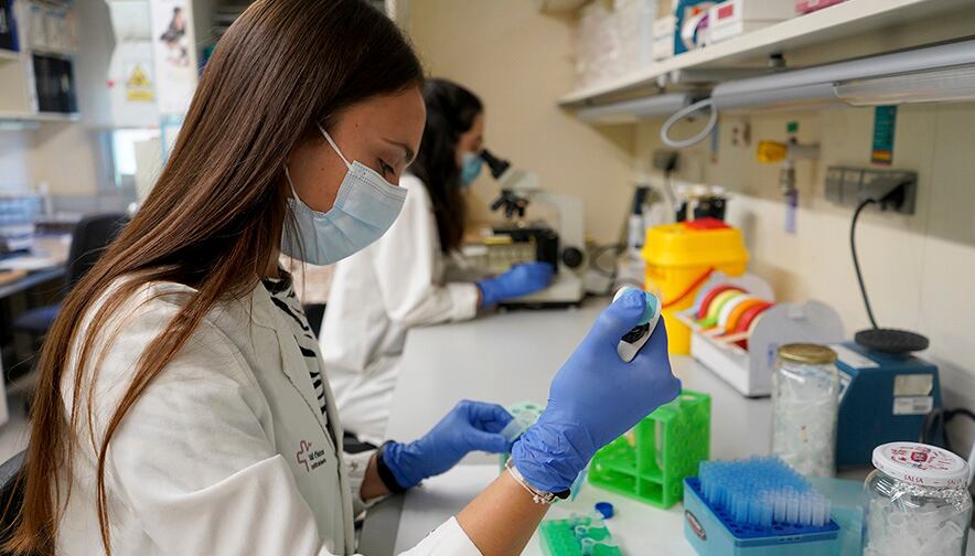 Investigadors del VHIR al laboratori