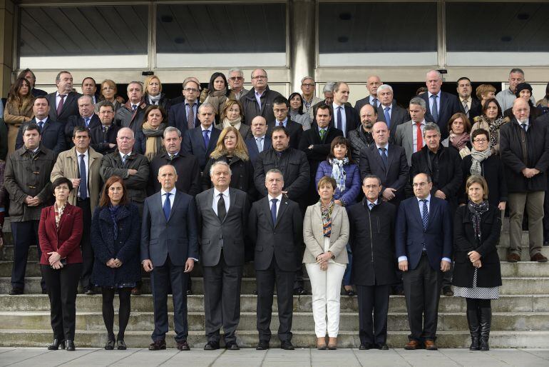 Iñigo Urkullu junto con los consejeros del Gobierno vasco y el cónsul de Francia en el País Vasco, toman parte en Lakua en una concentracion silenciosa