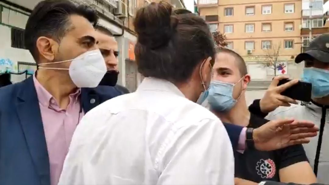 Captura del vídeo en el que se ve al líder de Unidas Podemos enfrentarse a un grupo de manifestantes que lo recibían con el saludo fascista.