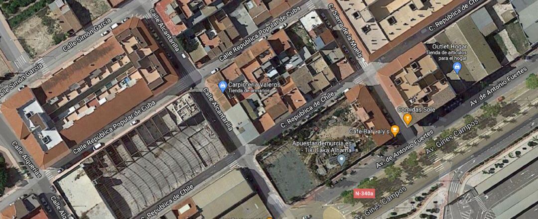 Hallan a un hombre en el suelo junto a unos contenedores entre las calles República de Chile y República de Cuba en Alhama