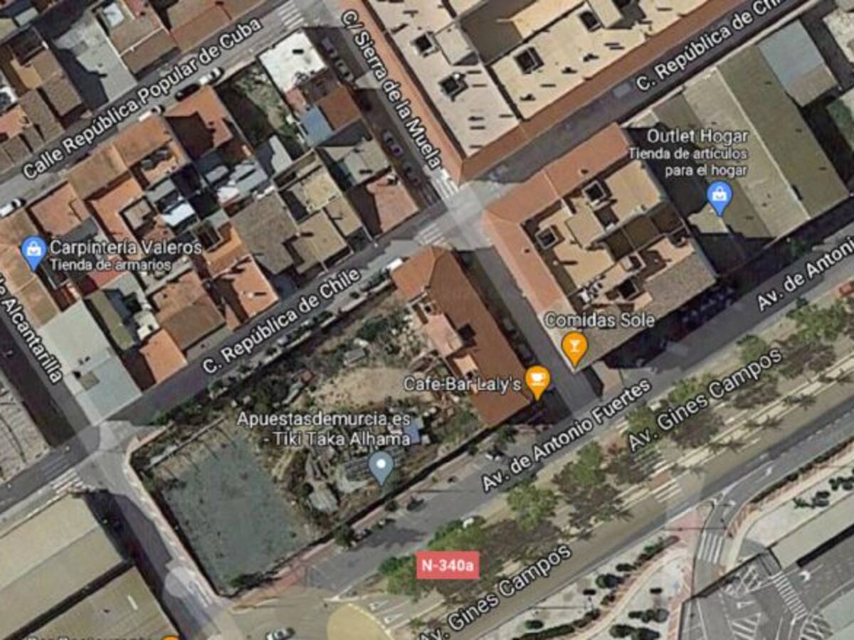 Trasladan a la UCI de la Arrixaca a un joven tras ser encontrado inconsciente en la vía pública en Alhama