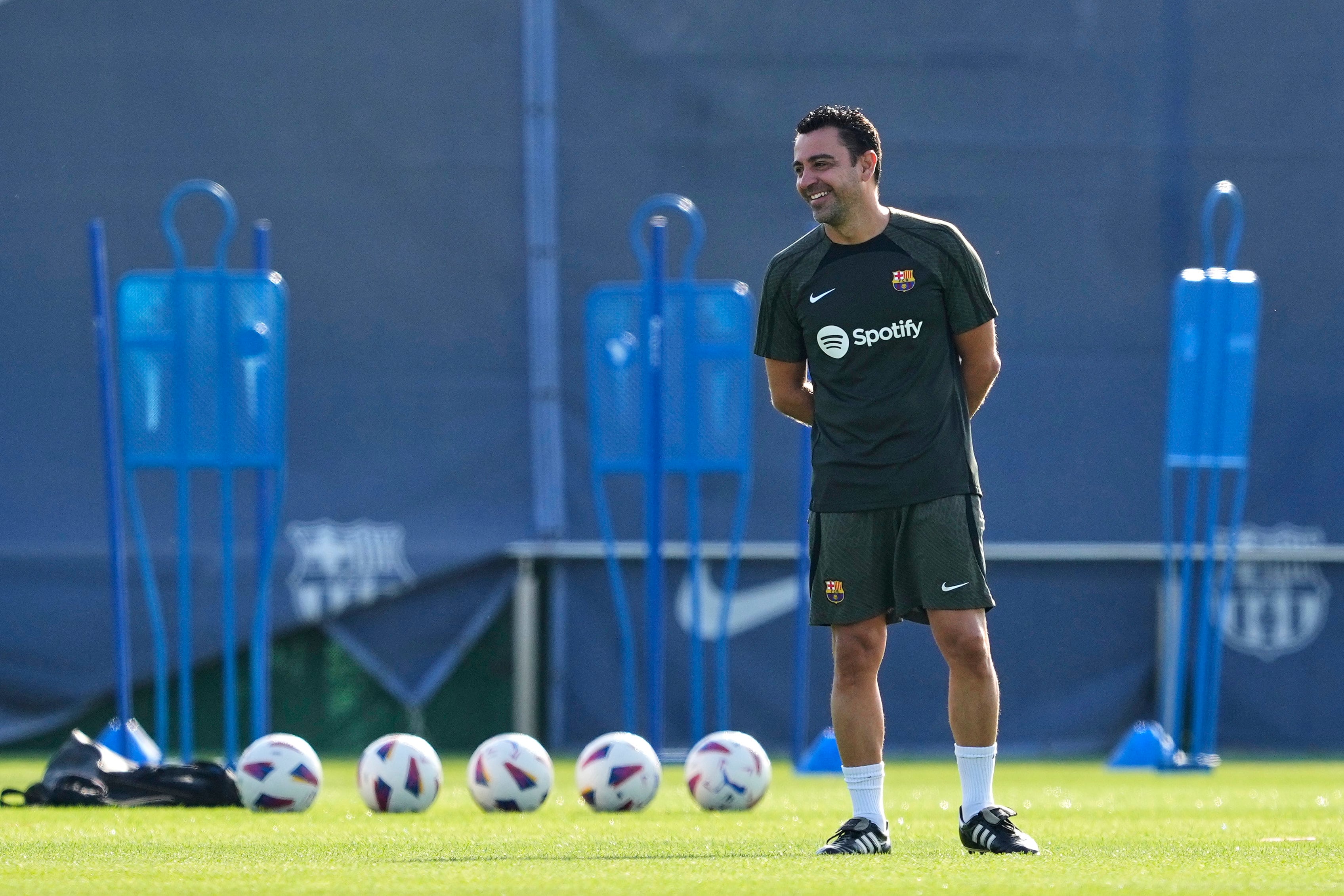 GRAFCAT3167. SANT JOAN DESPÍ (BARCELONA) (ESPAÑA), 18/08/2023.-El técnico del FCBarcelona, Xavi Hernández, durante el entrenamiento que realiza la plantilla barcelonista para preparar el partido de liga que disputarán el próximo domingo ante el Cádiz CF en el Estadio Olímpico Lluís Companys de Bacelona. EFE/ Alejandro García
