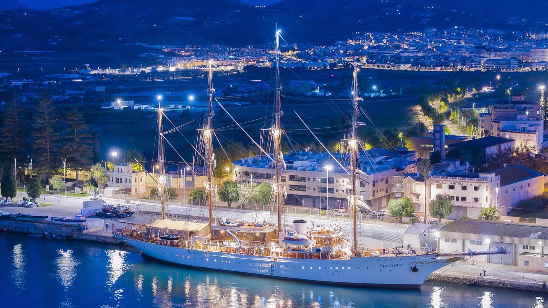 El velero Sea Cloud atracado en el puerto de Motril (Granada)