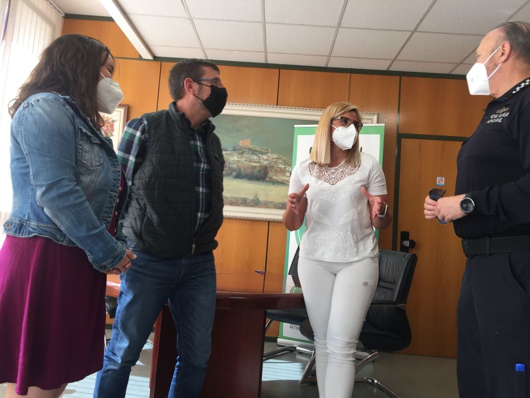 Reunión de la alcaldesa de Petrer con el representante de la Unión de Festejos para apelar a la responsabilidad en los días de no fiestas de Moros y Cristianos 