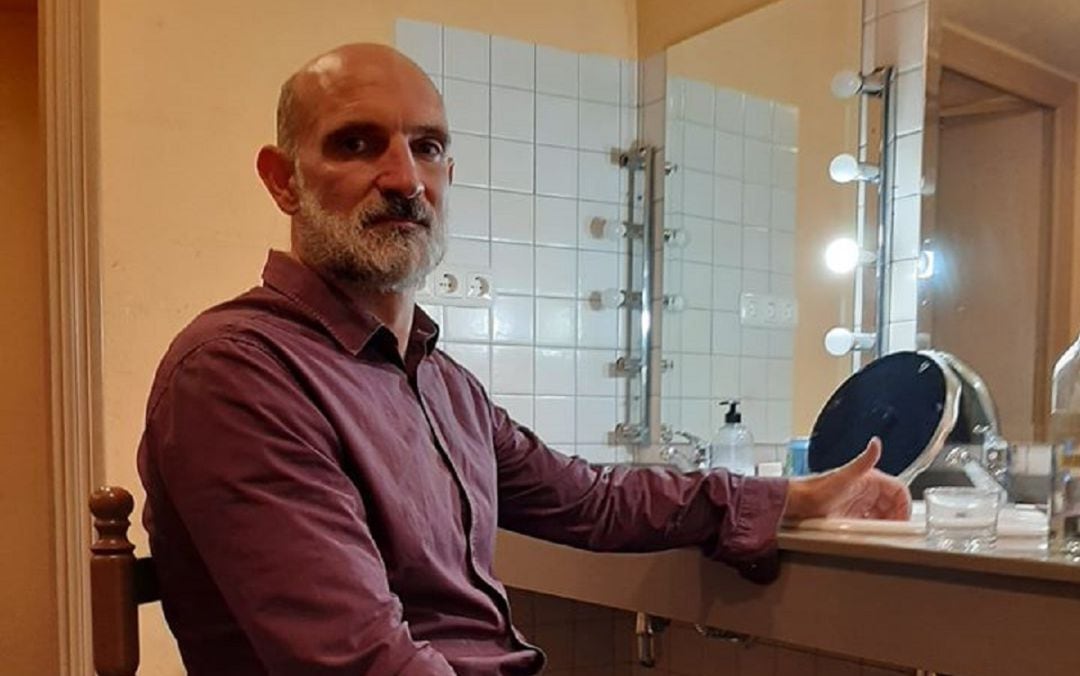 El actor Luis Martínez Arasa en el camerino del teatro Thuiller de Caravaca de la Cruz 