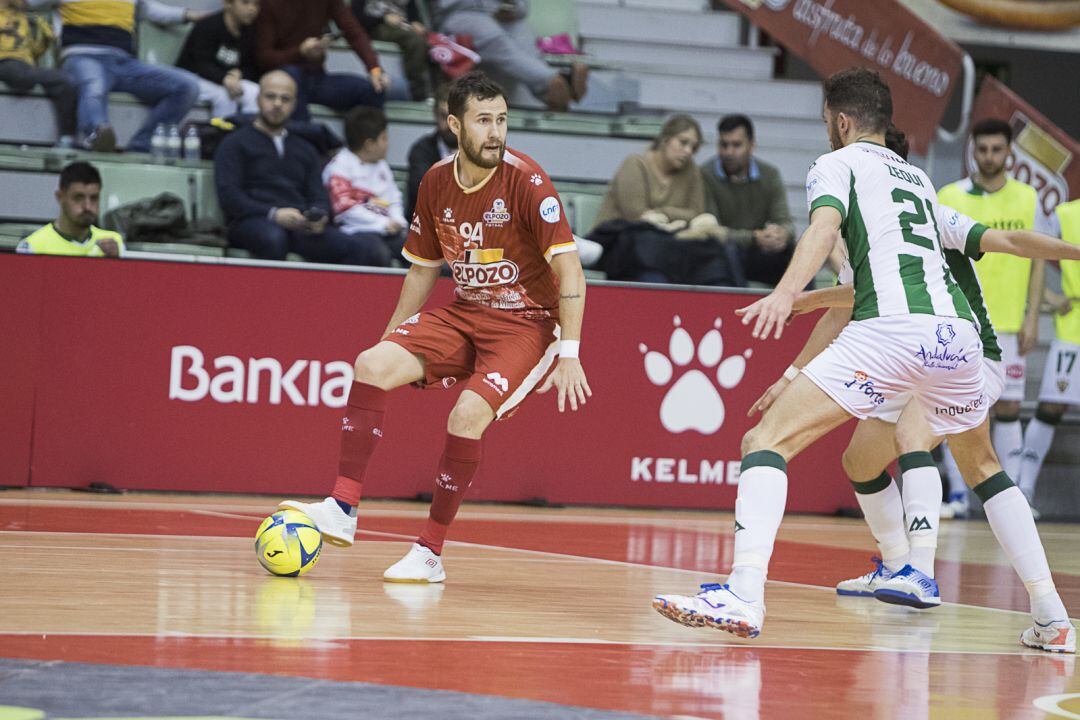 Paradynski controla un balón ante dos jugadores del Córdoba